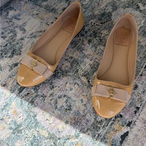 TORY BURCH NUDE PATENT LEATHER TRUDY BOW GOLD FLATS 8M